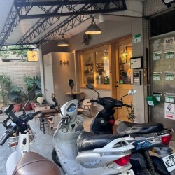 Beitou Black Goldfish Café
